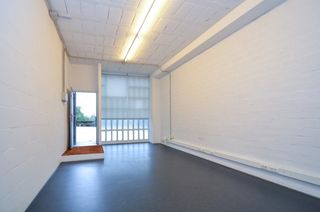 Miete Geschäftsraum in Avenida pasaje 45. Local con reforma actual, acondicionado como oficina y apto para