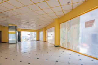 Lloguer Local Comercial a Calle torre 88. Local comercial amplio, con tres fachadas, en calle torre