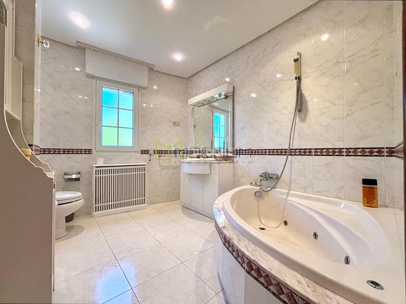 Foto f77dd608-6eb3-4005-9132-03c548b1f14c. Chalet con riscaldamento parcheggio piscina in Parroquias de Santiago Santiago de Compostela