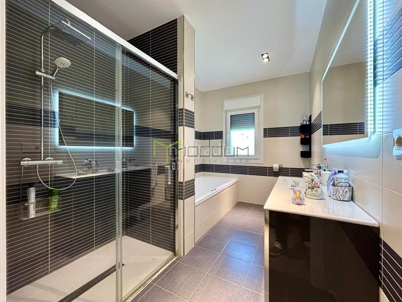 Foto fd55b56a-de1c-4dee-85ac-295f9d0707fb. Xalet amb calefacció aparcament a Parroquias de Santiago Santiago de Compostela