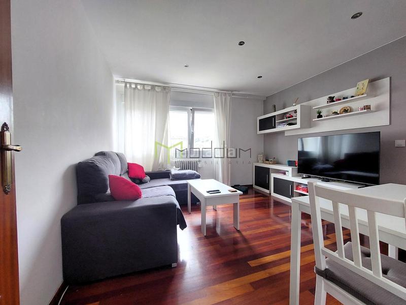 Foto 89b289f7-56e9-4224-a205-c1b6e6029e8c. Flat with heating parking in O Milladoiro Ames