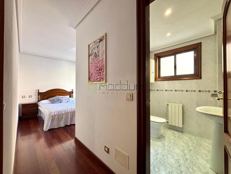 Foto 2467b502-8afb-46ea-ae23-3ed9680f9de3. Rent flat with heating parking in O Milladoiro Ames