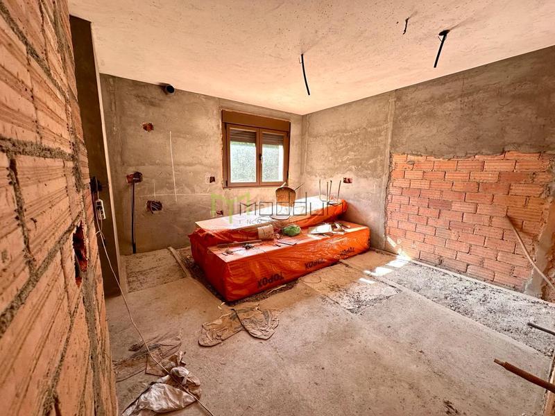 Foto f941df0f-028c-47d1-b0ae-0a00caf3dcc8. Casa amb aparcament a Bugallido Ames