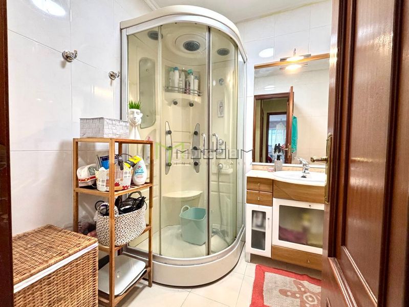 Foto c97b5d8a-9cdf-4eba-a30d-166b15d089a3. Flat with heating parking in O Milladoiro Ames