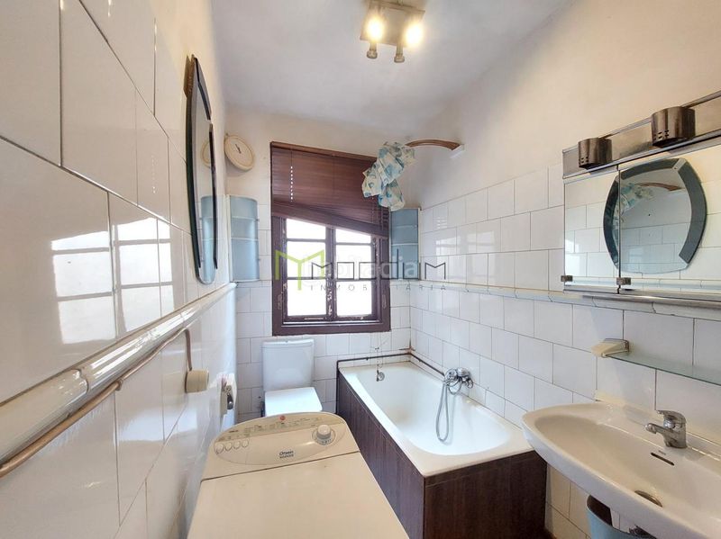 Foto e0d3a48e-ee1d-4285-aa48-94fe2c22864a. Casa amb calefacció a Casco Histórico Santiago de Compostela