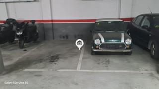 Aparcament cotxe a Via Europa - Parc Central. Plaza de parquing cmoda