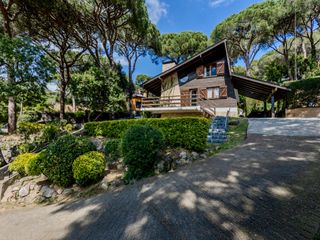 Xalet a Cabrils. Excel·lent propietat amb casa nòrdica i gran parcel·la privada.