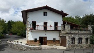Casa  Barrio santa barbara. Hay casas que guardan historias,  esta tiene muchas más.