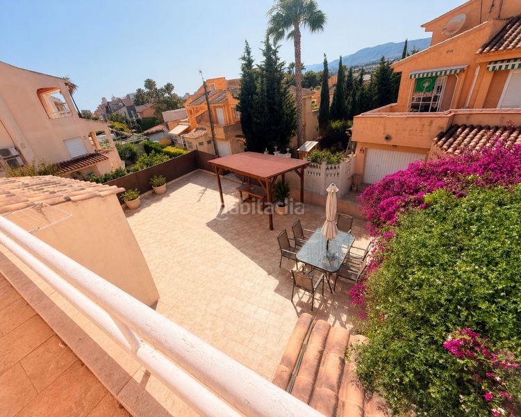 Foto da7a1896-2099-46c9-b340-454a2a32131c. Casa adossada amb aparcament piscina a Sierra Helada Benidorm