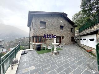 Xalet a Carretera d'engolasters 18. Magnífica casa situada en un complejo de casas adosadas a la par