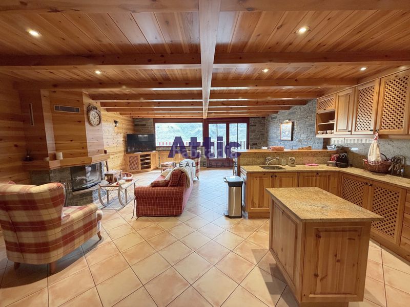 Foto 2e8e5b4b-f872-4ca8-b6d0-7097f05a86ce. Casa adossada amb xemeneia calefacció a Pas de La Casa Encamp