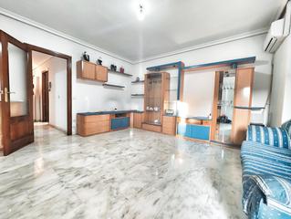 Appartement à Avenida primero de mayo 25. Piso zona avenida primero de mayo