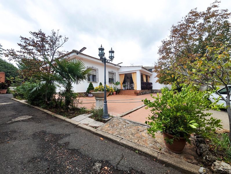 Foto 7ff2d11d-46ef-4e88-b5d9-9255817b17d7. Chalet with fireplace heating parking in PAU 2-600 Puertollano