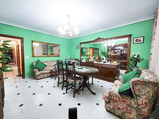 Appartement à Avenida primero de mayo 2. Piso en calle castelar amueblado.