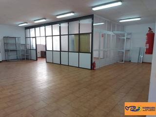 Local commercial à Valdepeñas. Local en venta en barrio san juan, 2 dormitorios.