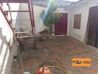 Casa a Valdepeñas. Casa en venta en centro, 6 dormitorios.