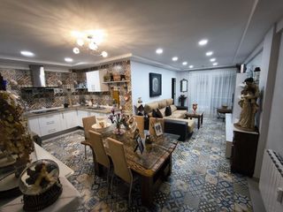 Etagenwohnung in Valdepeñas. Piso en venta en centro, 3 dormitorios.