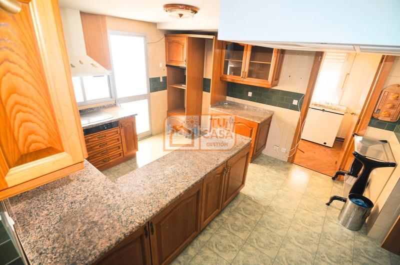 Foto c884af28-20e2-4fdd-92c7-4bd2464f0b97. Etagenwohnung mit heizung parking in Centro Cáceres