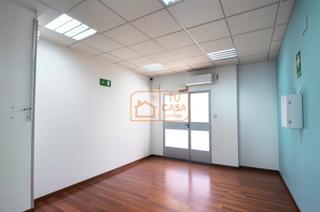 Lloguer Local Comercial  Calle amberes. Amplio local alquiler ruta de la plata