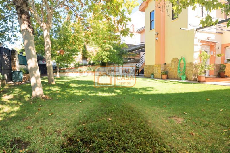 Foto 5877a363-4a20-4bc2-a51a-583fc83fc1a4. Chalet  independiente en la urbanización la zambomba en Cáceres