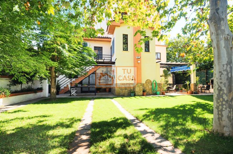 Foto fb01a29e-a125-41b1-8d15-aa17a4e86343. Chalet  independiente en la urbanización la zambomba en Cáceres