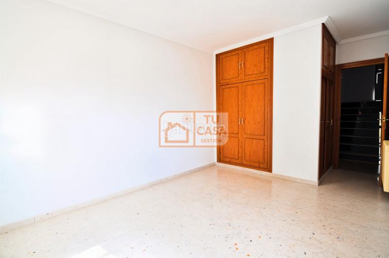 Foto fb703d6b-5cd7-4db1-8c25-5e431e97683f. Chalet  independiente en la urbanización la zambomba en Cáceres