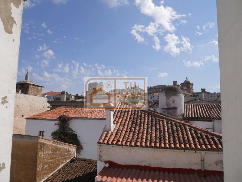 Foto f32694c6-6250-4b65-bcf2-858f8fedb3aa. Alquiler piso alquiler de apartamento amueblado recién pintado en el Casco Antiguo en Cáceres