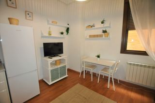 Rent Flat  Calle parras. Alquiler de excelente apartamento con patio de 14m2 con acceso p