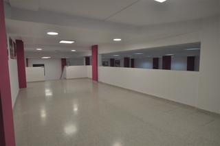 Location Local commercial  Avenida de alemania. Obtén un excepcional local en el centro de cáceres con 291m2 con