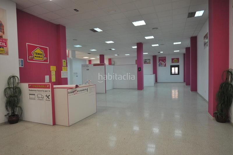 Foto a9f1b385-fa2e-40f8-a160-705a75b86438. Alquiler local comercial obtén un excepcional local en el Centro con 291m2 construido, salida de humos, varios accesos, suelos de gres, climatiz en Cáceres