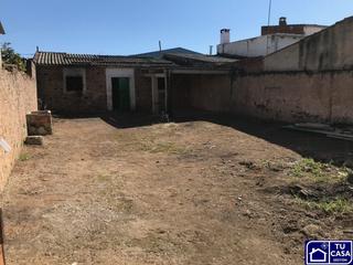Solar industrial a Nuevo Cáceres. Venta de solar de doscientos tres metros cuadrados con una peque