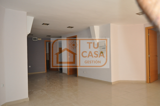 Location Local commercial  Calle parras. Alquiler de local junto al casco histórico