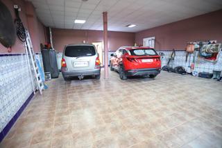 Casa a Alcázar de San Juan. Casa en esquina con garaje de 87 metros, dormitorio y baño en pa