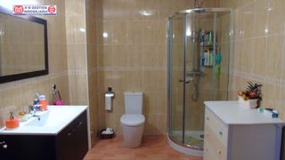 Casa en Alcázar de San Juan. Casa de tres plantas, planta baja, 140 m2 se compone de local co