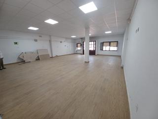 Location Local commercial à Villafranca de los Caballeros. Local comercial centrico ideal para todo tipo de negocio