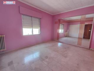 Casa a Herencia. Casa en esquina en zona centro de herencia con 72 metros de parc