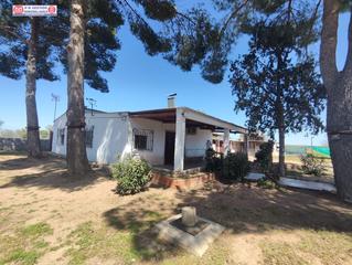 Chalet in Alcázar de San Juan. Chalet con 1180 m2 de parcela y casa de 80 m2 con todas las como