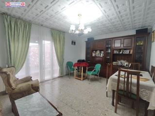 Casa en Alcázar de San Juan. Amplia casa con garaje, patio y dormitorio en planta baja en san