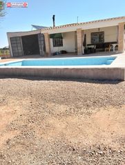 Rural plot in Alcázar de San Juan. Terreno de 2 hectareas con olivos y chalet y dos naves
