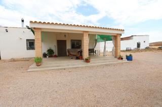 Finca rústica a Alcázar de San Juan. Terreno de 2 hectareas con olivos y chalet y dos naves