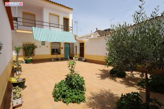 Casa a Herencia. Casa para entrar a vivir con 3 dormitorios, patio de 90 m2 y gar
