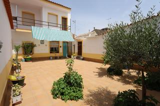 Casa a Herencia. Casa para entrar a vivir con 3 dormitorios, patio de 90 m2 y gar