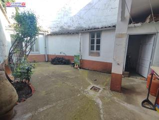 Casa en Alcázar de San Juan. Casa junto a biblioteca, de dos plantas con fachada de casi 10 m