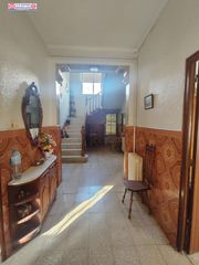 Casa a Alcázar de San Juan. Casa con 45 metros de fachada a 3 calles y amplia parcela en zon