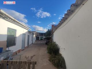 Maison à Alcázar de San Juan. Vivienda junto al torreón con amplio garaje y patio de más de 14