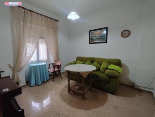 Casa in Alcázar de San Juan. Casa junto al mercadona de tres dormitorios, 1 baño y terraza cu