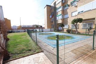 Piso en Alcázar de San Juan. Se vende piso próximo al hospital con 3 dormitorios, dos baños c