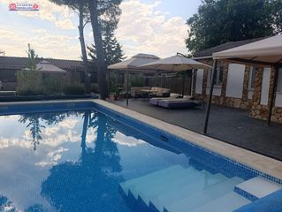 Chalet in Alcázar de San Juan. Chalet reformado totalmente amueblado con piscina y patio de 700