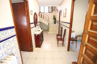 Haus in Alcázar de San Juan. Se vende casa en el barrio de santa maría con 6 dormitorios, pat