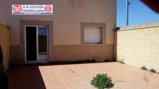 Casa adosada en Alcázar de San Juan. Se vende casa adosada en alameda de cervera